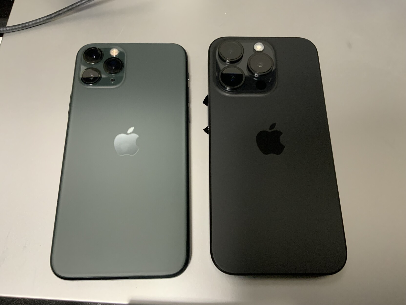 iPhone 11 Pro (左) と iPhone 15 Pro (右)。15 Pro のカメラがデカい。